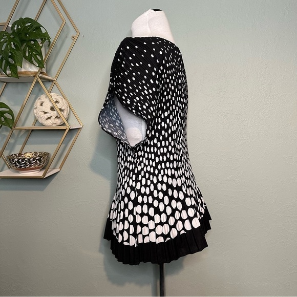MILANO | B&W polka dot pleated blouse, accordion stretches for perfect fit; 2X - Picture 2 of 4